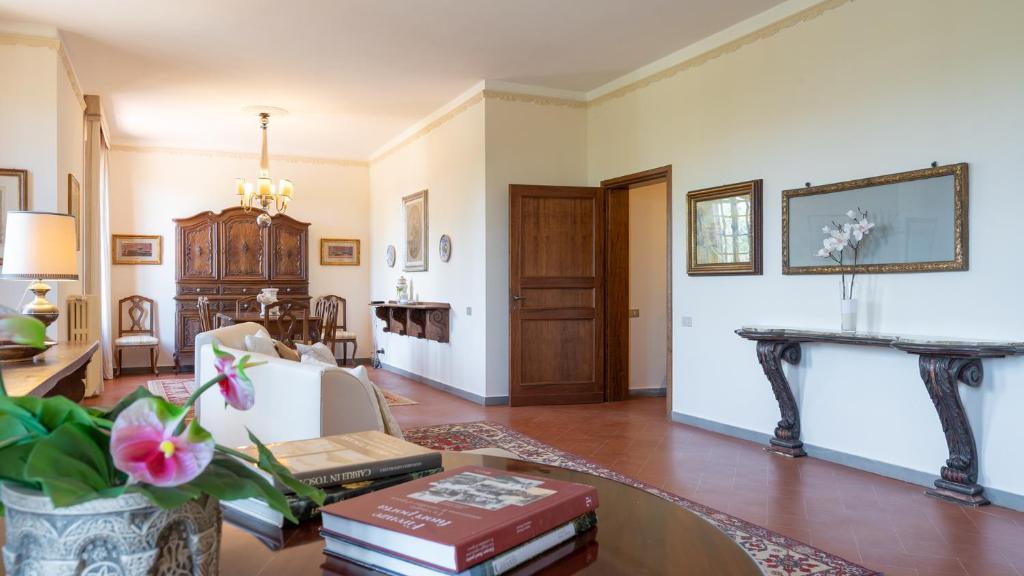 Villa Fiorentini 10 - Tap to explore photos