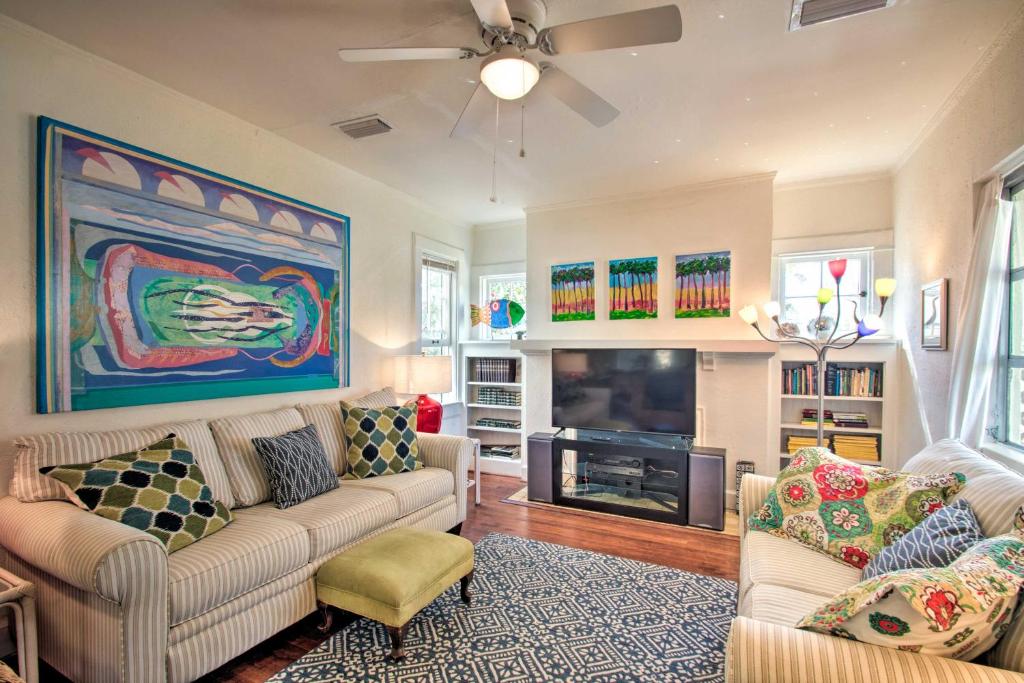 Colorful Pensacola Oasis 1 Block to Bayview Park! photo 2