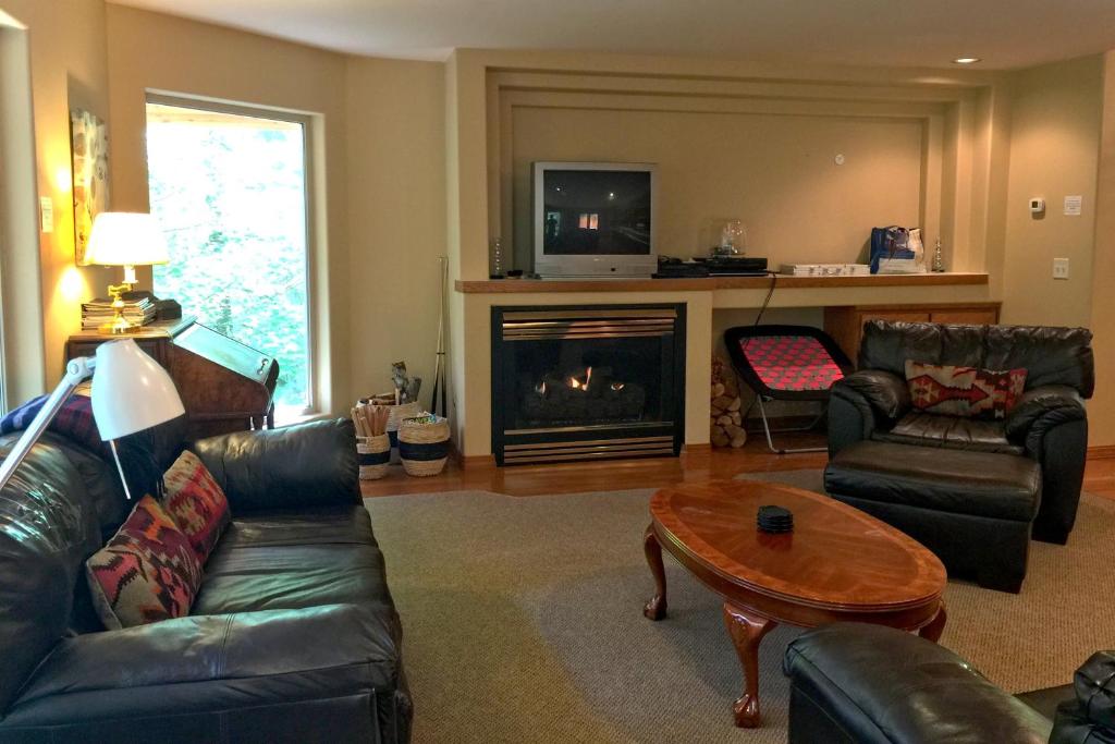 Snowline Cabin #29 - An Ultra Custom Family Vacation Home! photo 3