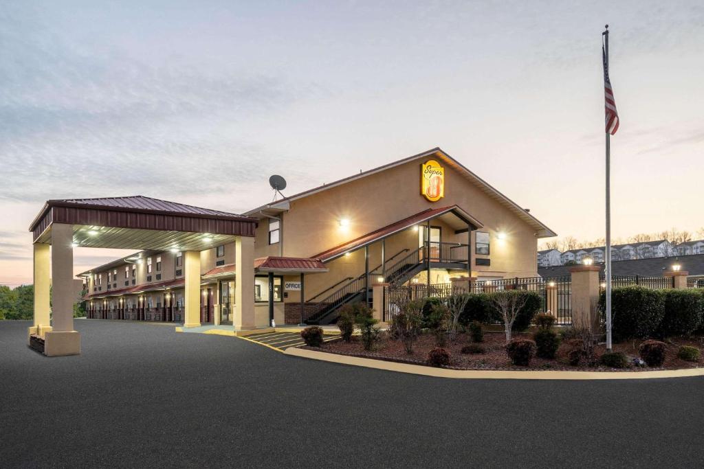 Super 8 by Wyndham Cleveland photo 2