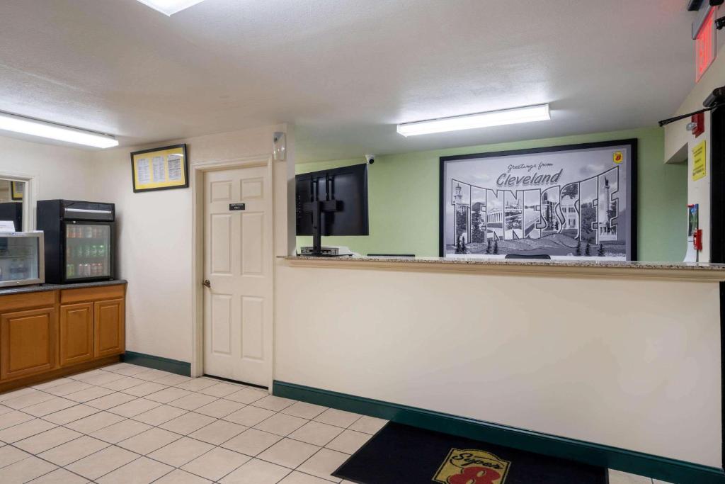 Super 8 by Wyndham Cleveland photo 3