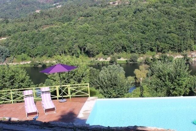 Casa antiga de pedra com piscina e vista rio photo 2