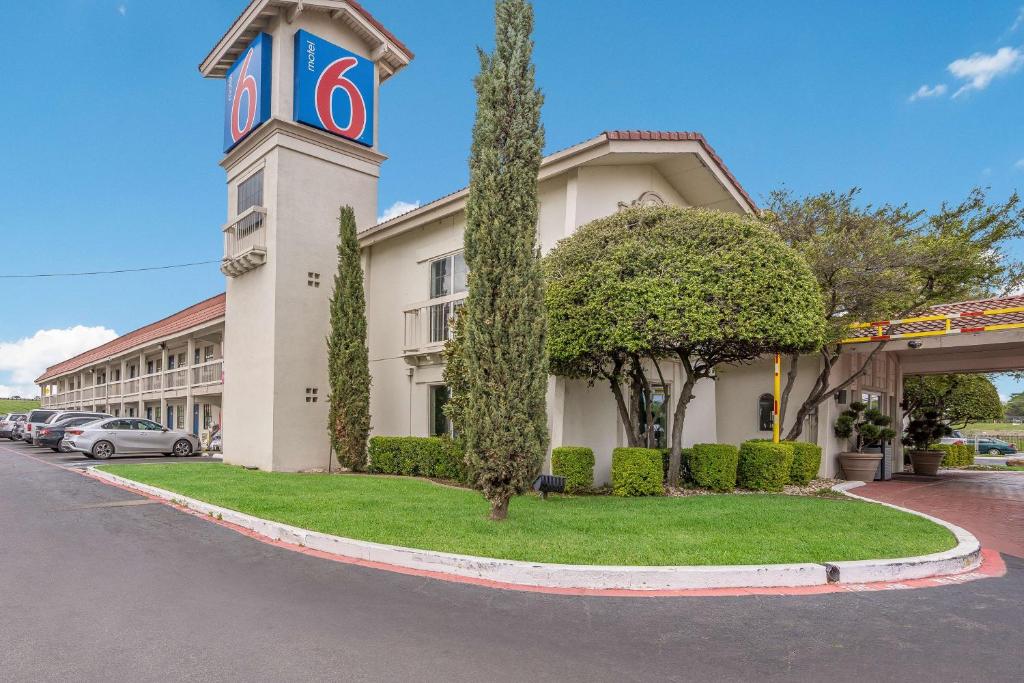Motel 6 Dallas, TX - Market Center image