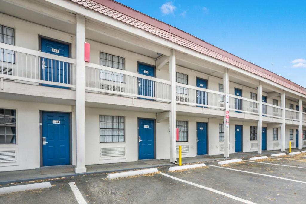 Motel 6-Dallas, TX - Market Center photo 3