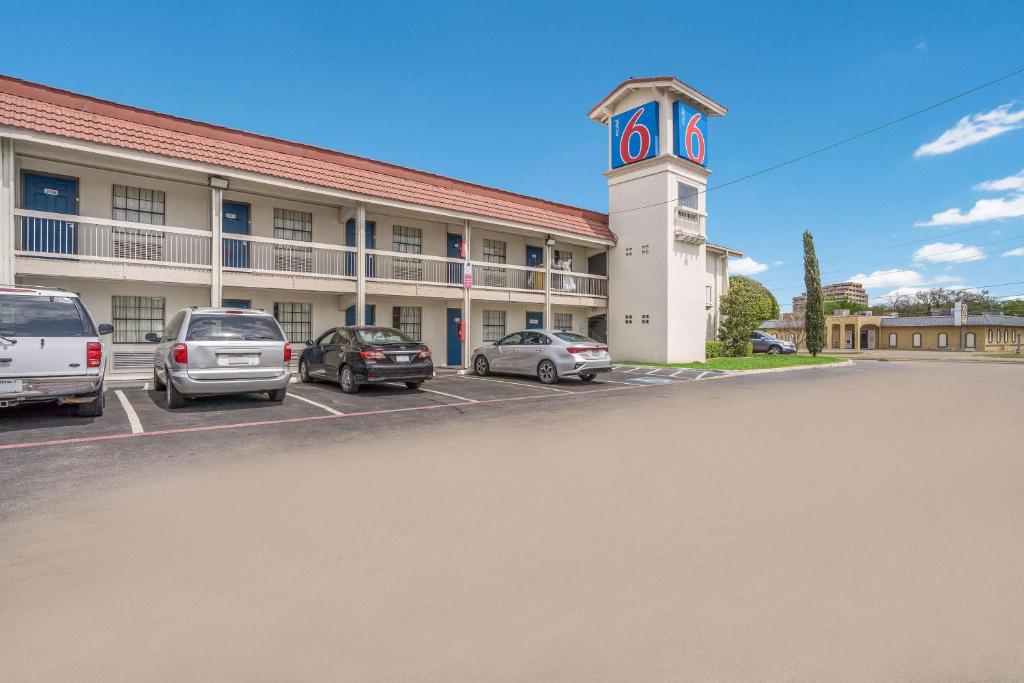 Motel 6-Dallas, TX - Market Center photo 2