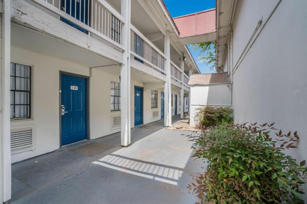Motel 6-Dallas, TX - Market Center photo 4