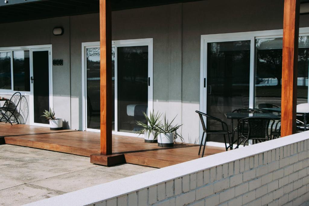The Wheelhouse - 2BR Waterfront Apt in town photo 2