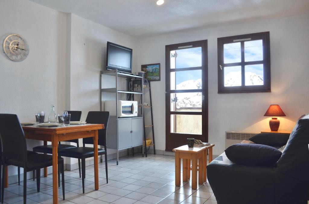 GRANGES 9 - petit appartement, vue époustouflante, au pied des pistes DOMAINE ALPE D'HUEZ SKI