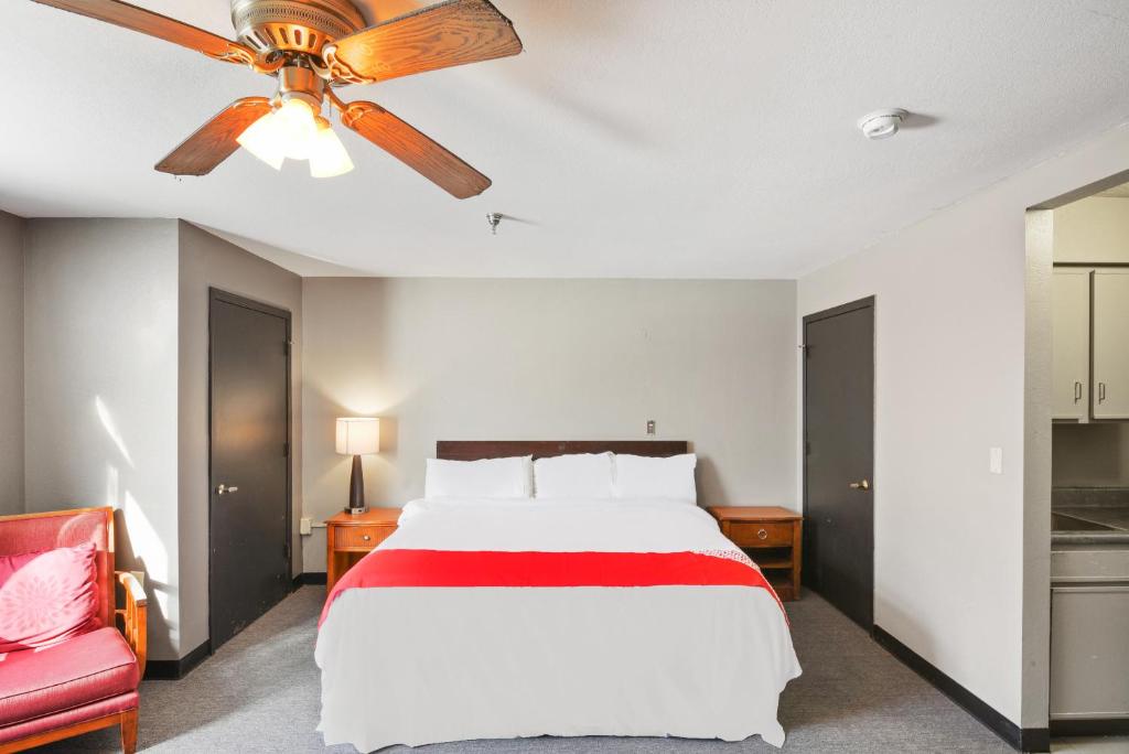 OYO Hotel Edmond - University of Central Oklahoma photo 1
