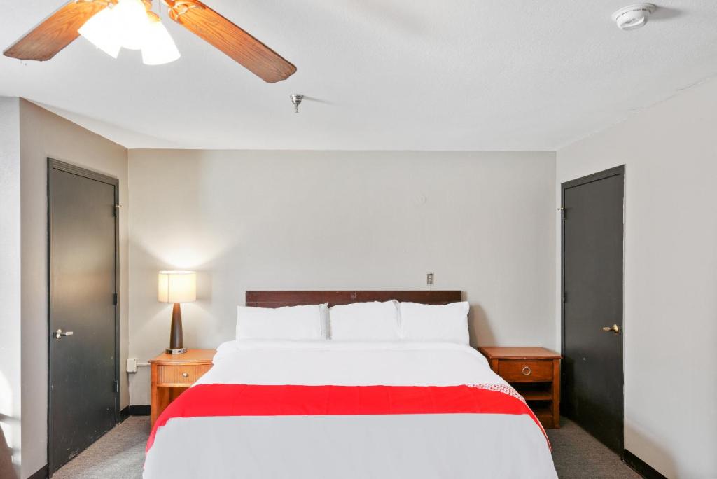 OYO Hotel Edmond - University of Central Oklahoma photo 2