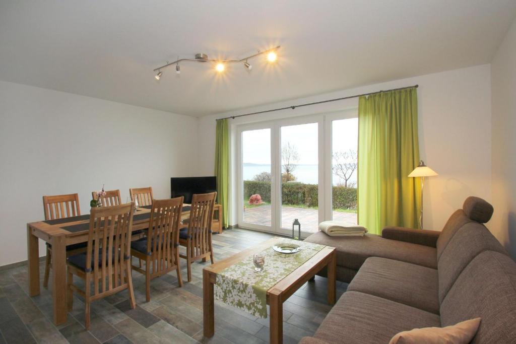 F-1037 Ferienhaus Neuendorf Haus Terrasse, Gartennutzung, Meerblick photo 3