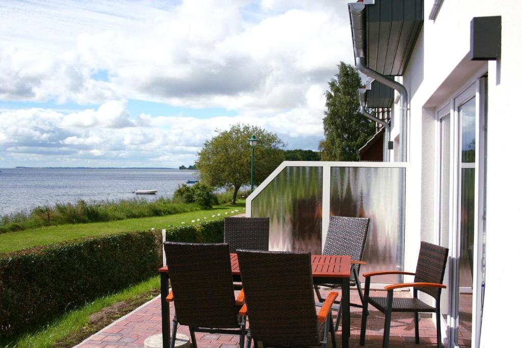F-1037 Ferienhaus Neuendorf Haus Terrasse, Gartennutzung, Meerblick photo 4