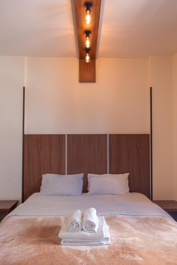 Lakis Court photo 1