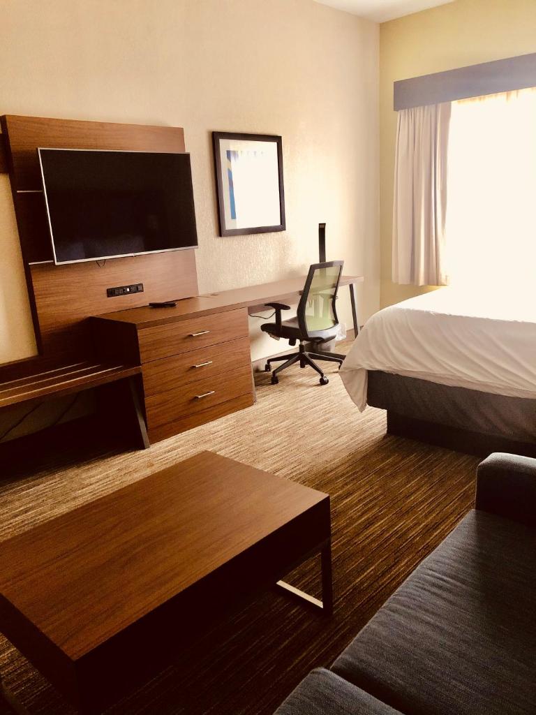 Holiday Inn Express & Suites Cedar Falls - Waterloo, an IHG Hotel photo 3
