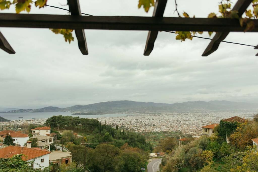 Apartment in Anakasia overlooking Volos photo 1