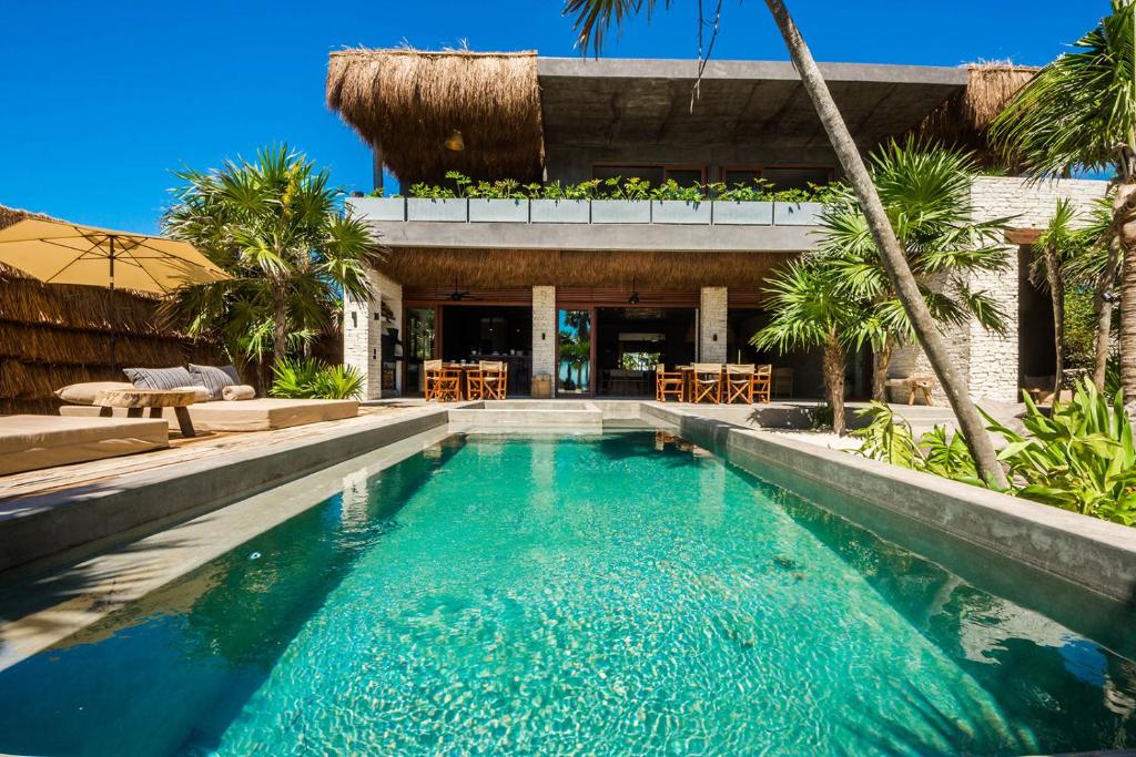 Beachfront Villa in Tankah Bay photo 3