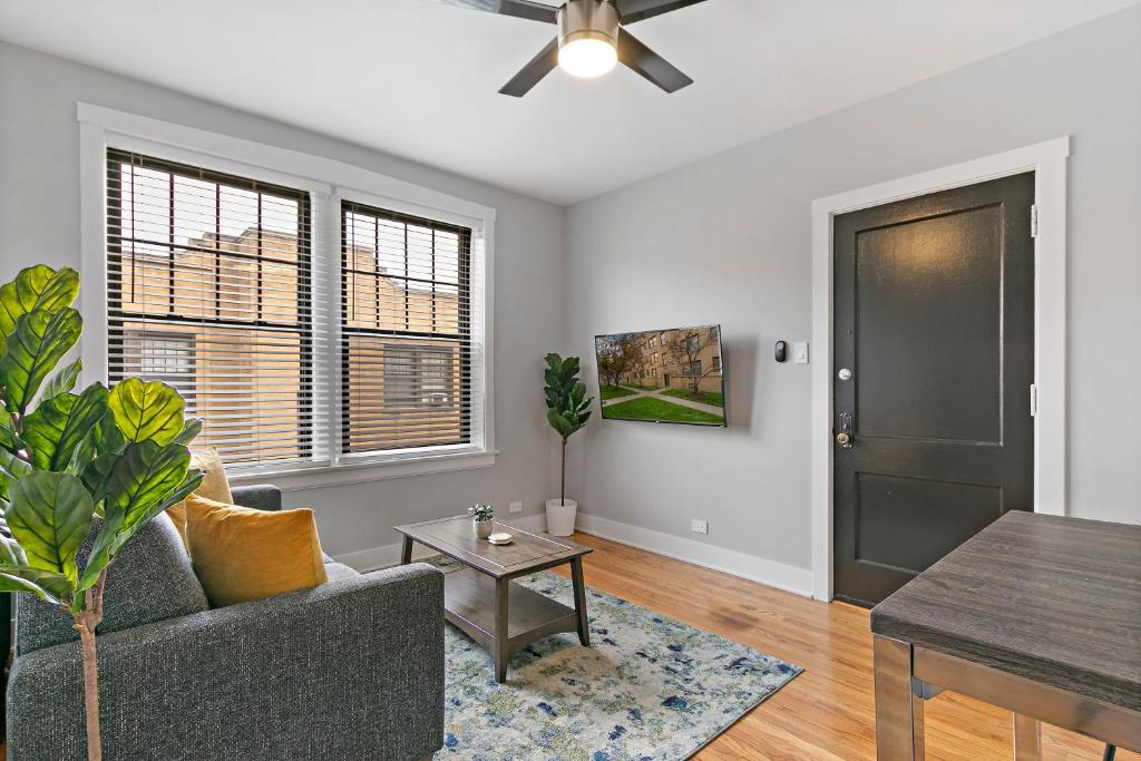 Relaxing 1BR Apt in Lakeview near Best Restaurants - Belmont H6 photo 2