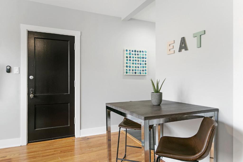 Relaxing 1BR Apt in Lakeview near Best Restaurants - Belmont H6 photo 4