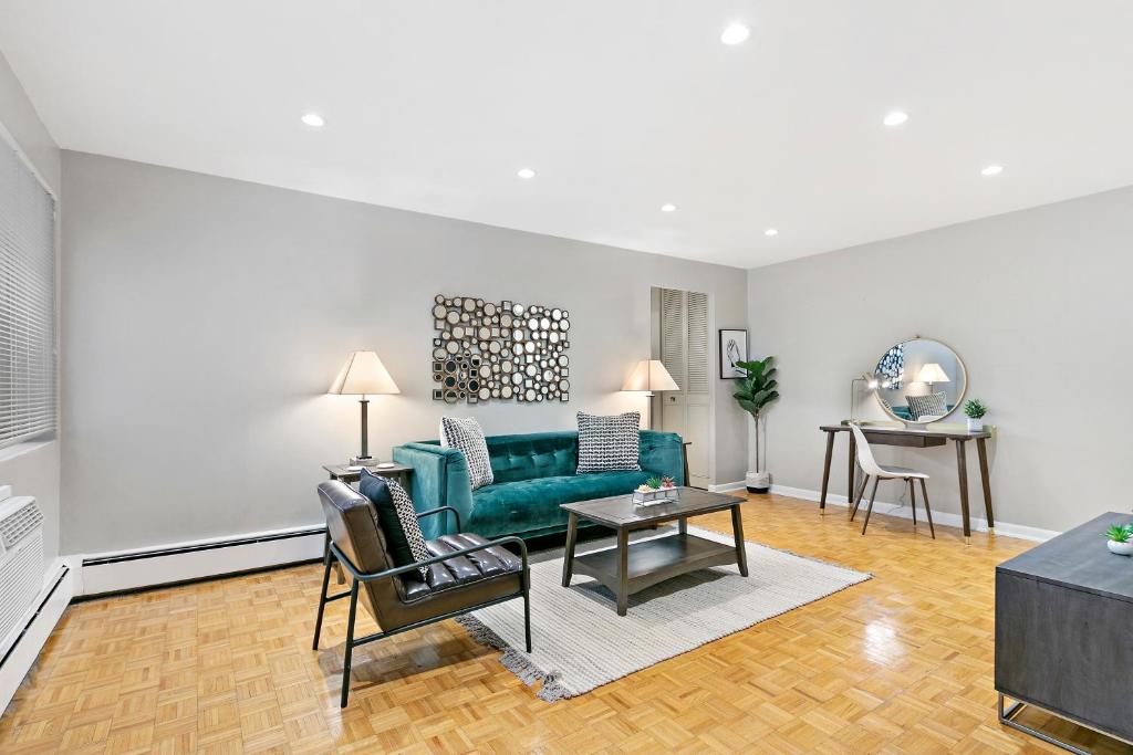 Lakeview 1BR Apt, Near Shops, Easy Transportation - Oakdale 204 photo 1