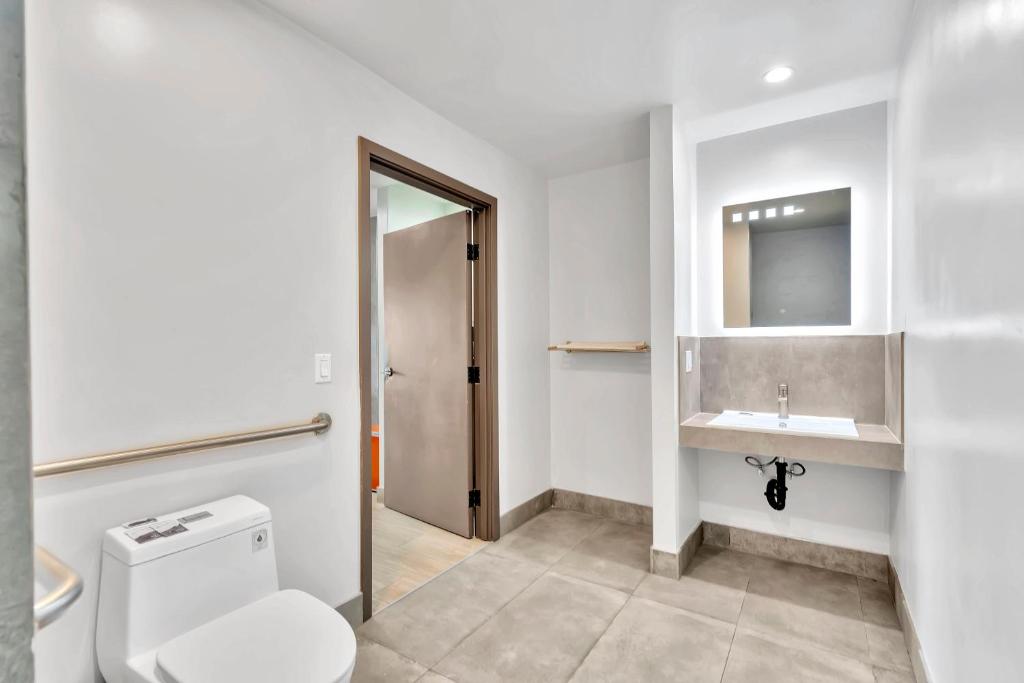 Exclusivo Inn & Suites - Tap to explore photos
