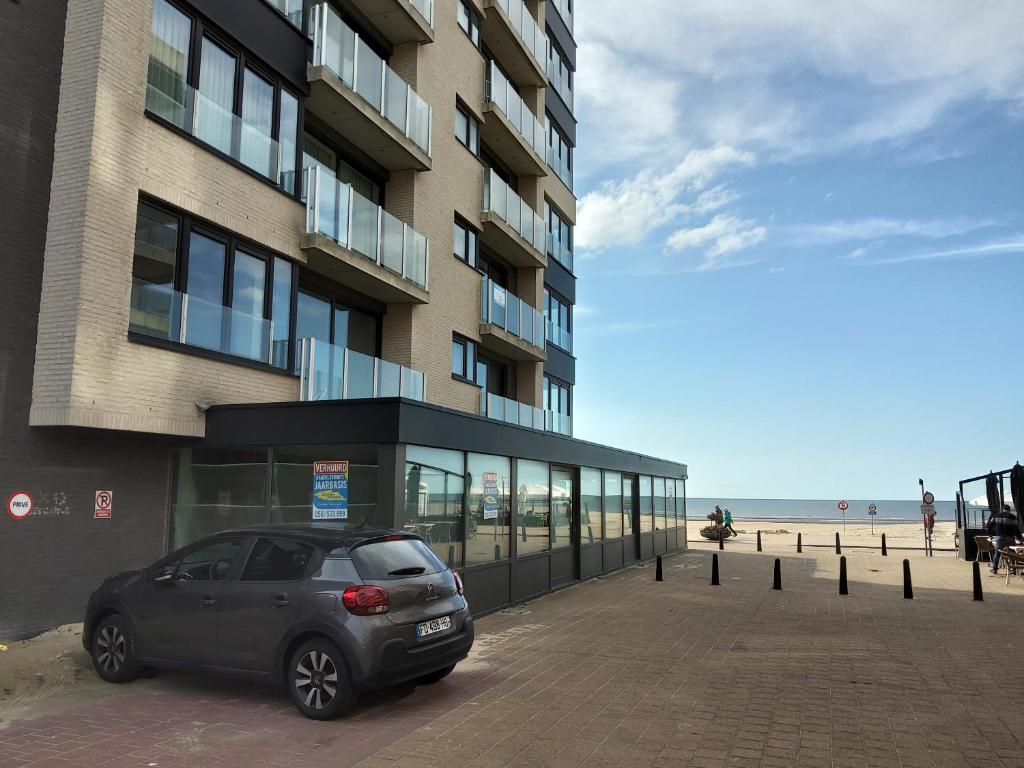 Koksijde Zeedijk La Digue 102 appartement met garage - lateraal zeezicht