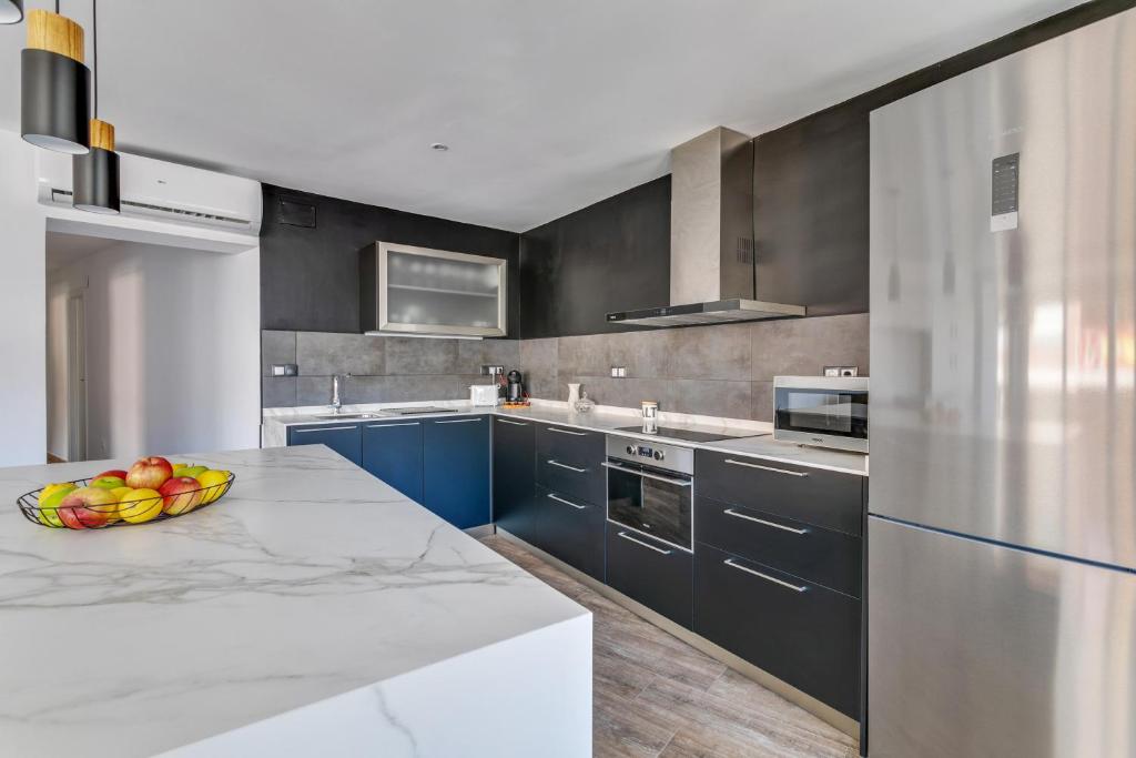 Luxury apartment city center photo 2