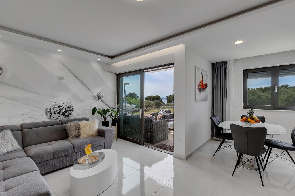 Luxury Promajna Beach Apartment