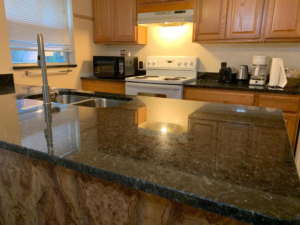 House 3br 1-bath, 8-min from Indian Rocks Beach, nice park thru back gate image