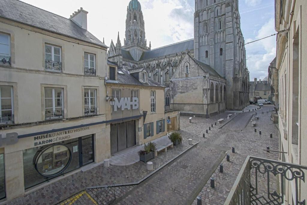 Apt duplex spacieux et lumineux plein centre Bayeux face cathédrale petite terrasse proche Omaha beach photo 2