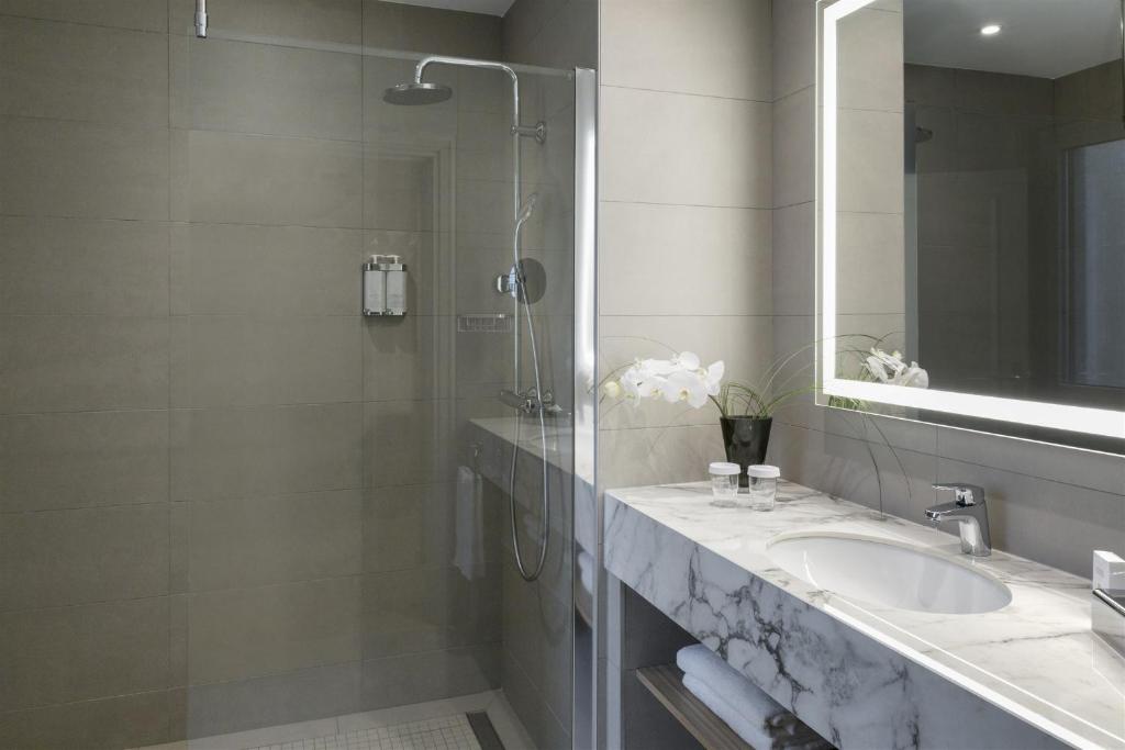 워릭 린 아스트리드 (Warwick Reine Astrid - Lyon) - Thumbnail image