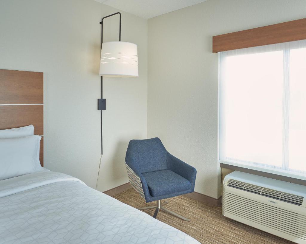 Holiday Inn Express Hotel and Suites Akron South-Airport Area, an IHG Hotel photo 3