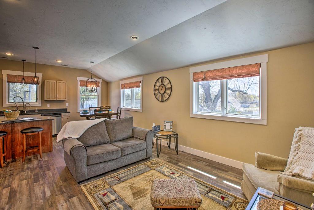Cozy Urban Ludington Apt about 1 Mi to Lake Michigan photo 3