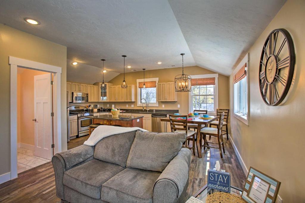 Cozy Urban Ludington Apt about 1 Mi to Lake Michigan photo 4