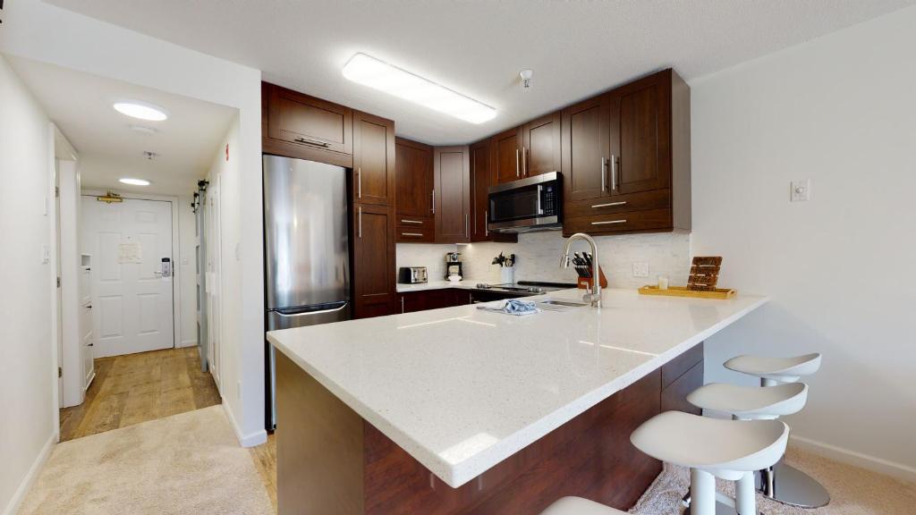 Beautiful Marketplace Condo with Mountain Views photo 4