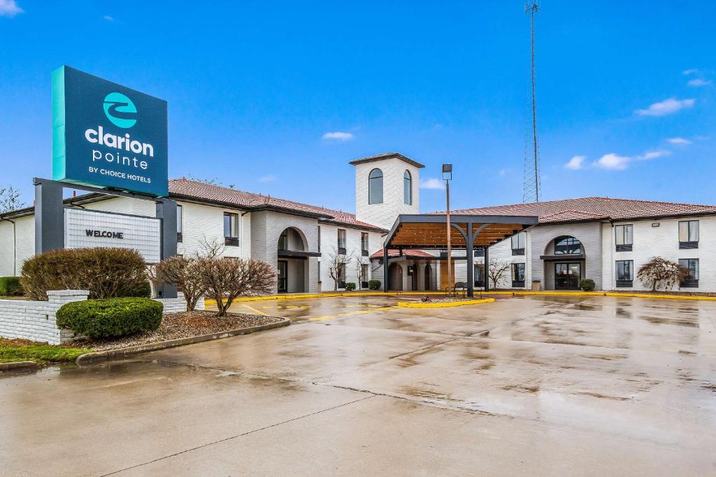 Clarion Pointe Richmond North near University image