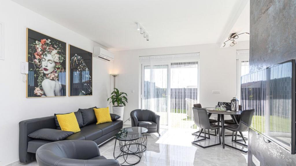 Hedonist-Luxury 2 bedroom apartment with private HOT TUB, garden and free parking photo 3