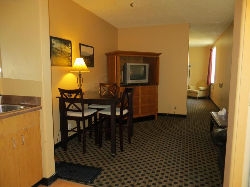 Athabasca Valley Inn & Suites photo 1