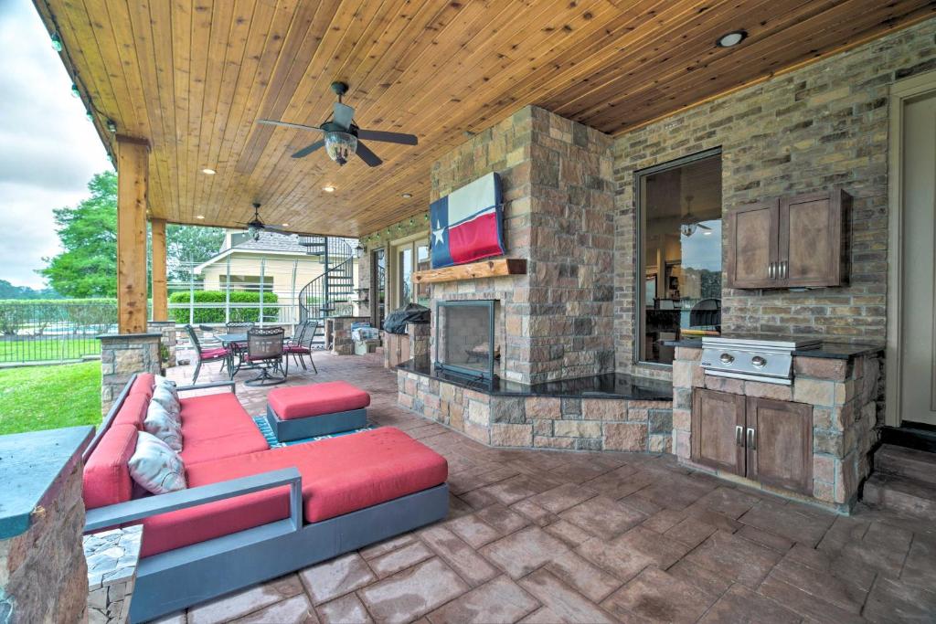Lavish Lakefront House with Pool Table and Patio! photo 2