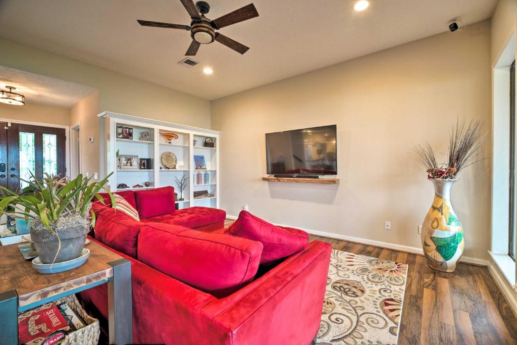 Lavish Lakefront House with Pool Table and Patio! photo 3