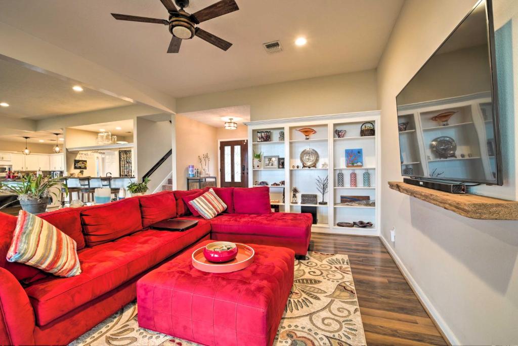 Lavish Lakefront House with Pool Table and Patio! photo 4