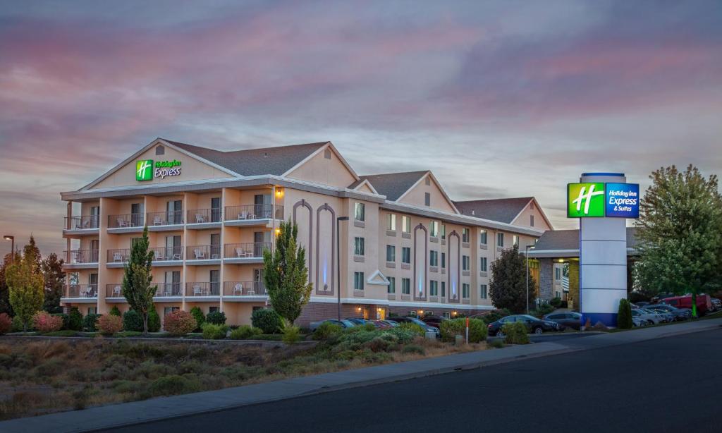 Holiday Inn Express & Suites Richland, an IHG Hotel image