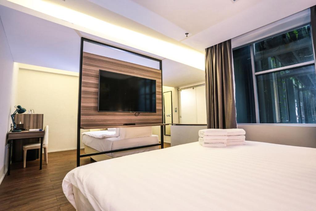 Двухместный (1 King Bed and 1 Twin Bed, Family Suite, Non-Smoking), Days Hotel & Suites by Wyndham Fraser Business Park KL