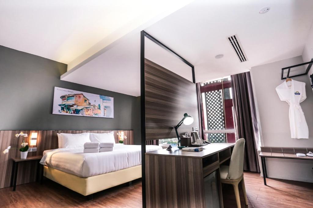 Двухместный (Grand Deluxe King Suite - Non-Smoking), Days Hotel & Suites by Wyndham Fraser Business Park KL