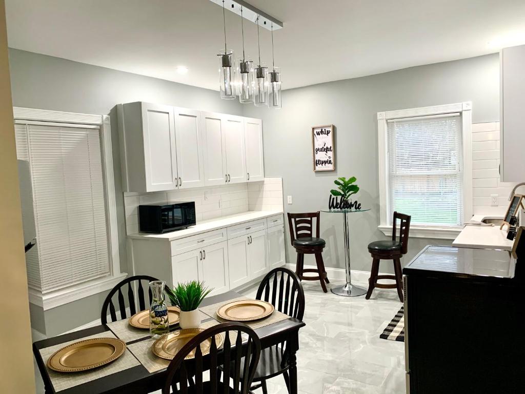 The Roulette Duplex- With Private Yard & Parking, Minutes From Falls & Casino by Niagara Hospitality image