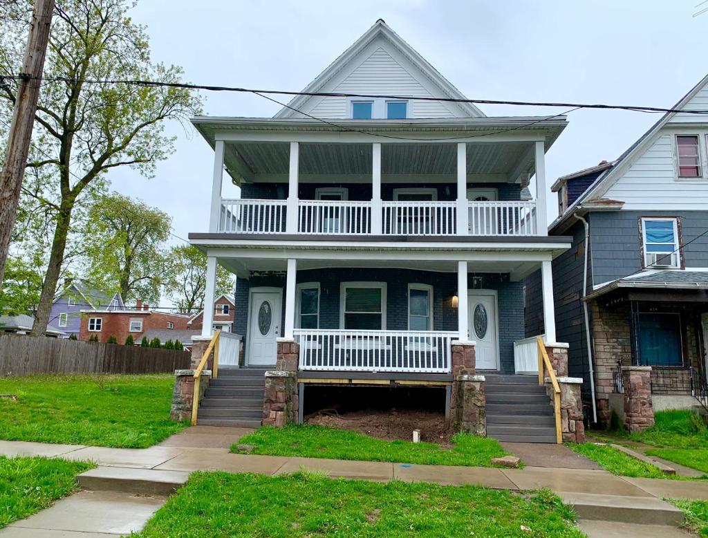 The Maid of the Mist Villa- With Private Yard & Parking, Minutes From Falls & Casino by Niagara Hospitality photo 1