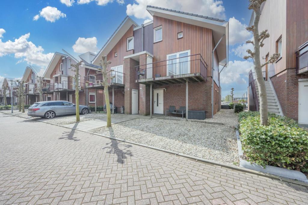 Meerzicht 70 - Vakantiehuis aan het water! photo 1