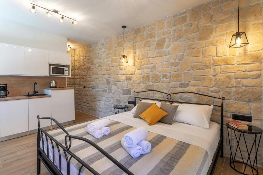 TEONA Luxury Studio Apartment with jacuzzi and garden view photo 1