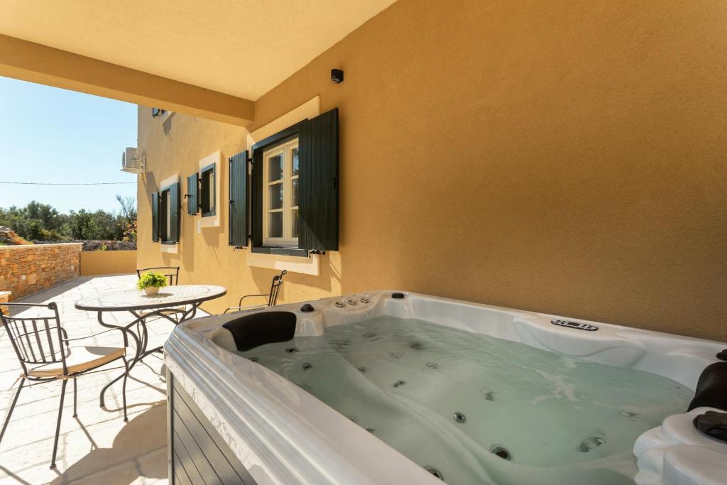 TEONA Luxury Studio Apartment with jacuzzi and garden view photo 4