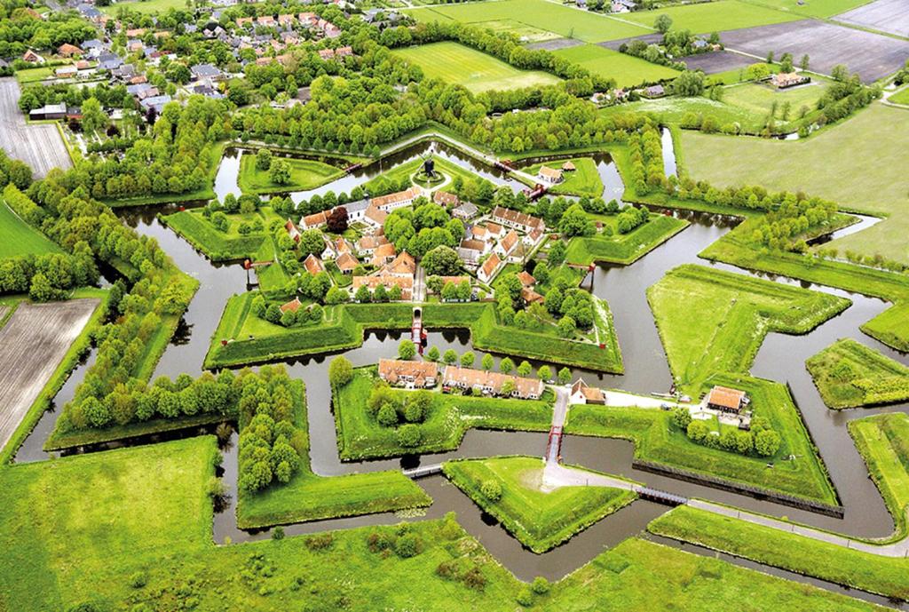 Bij de Friesche Poort photo 2