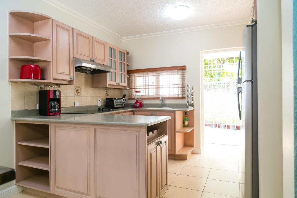 Kingston Vacation Rentals at Delightful Townhouse near Halfway Tree, Kingston photo 3